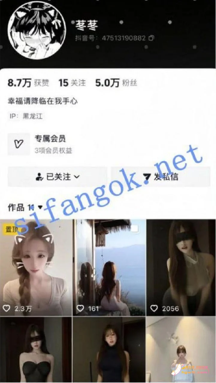 网红苳笗女仆装露脸定制私拍：甜美反差与指尖紫薇特写