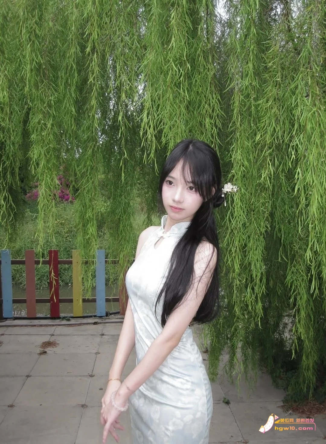 小网红子萱酒店私密视频曝光，昔日高颜值形象与露脸画面形成强烈反差