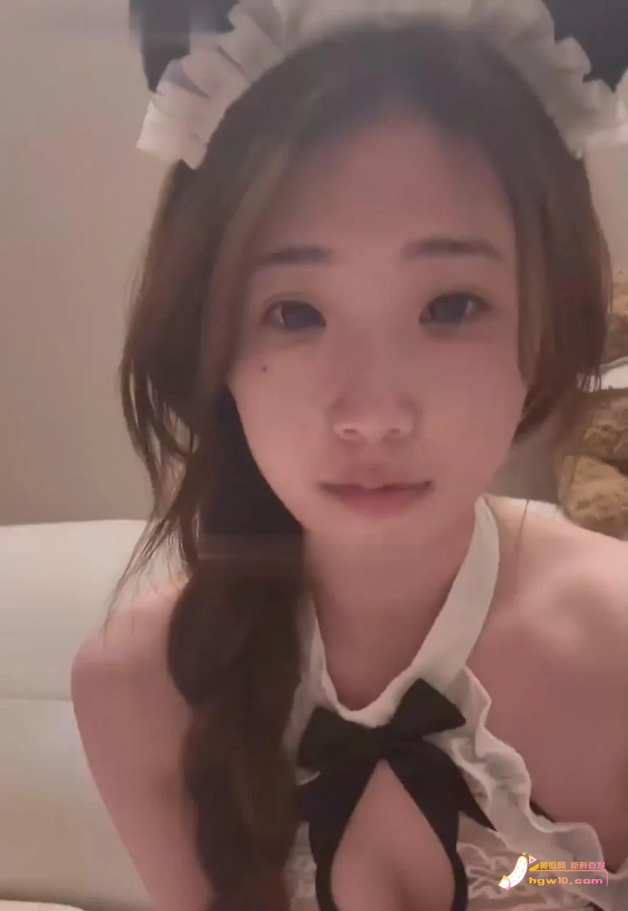 网红苳笗女仆装露脸定制私拍：甜美反差与指尖紫薇特写