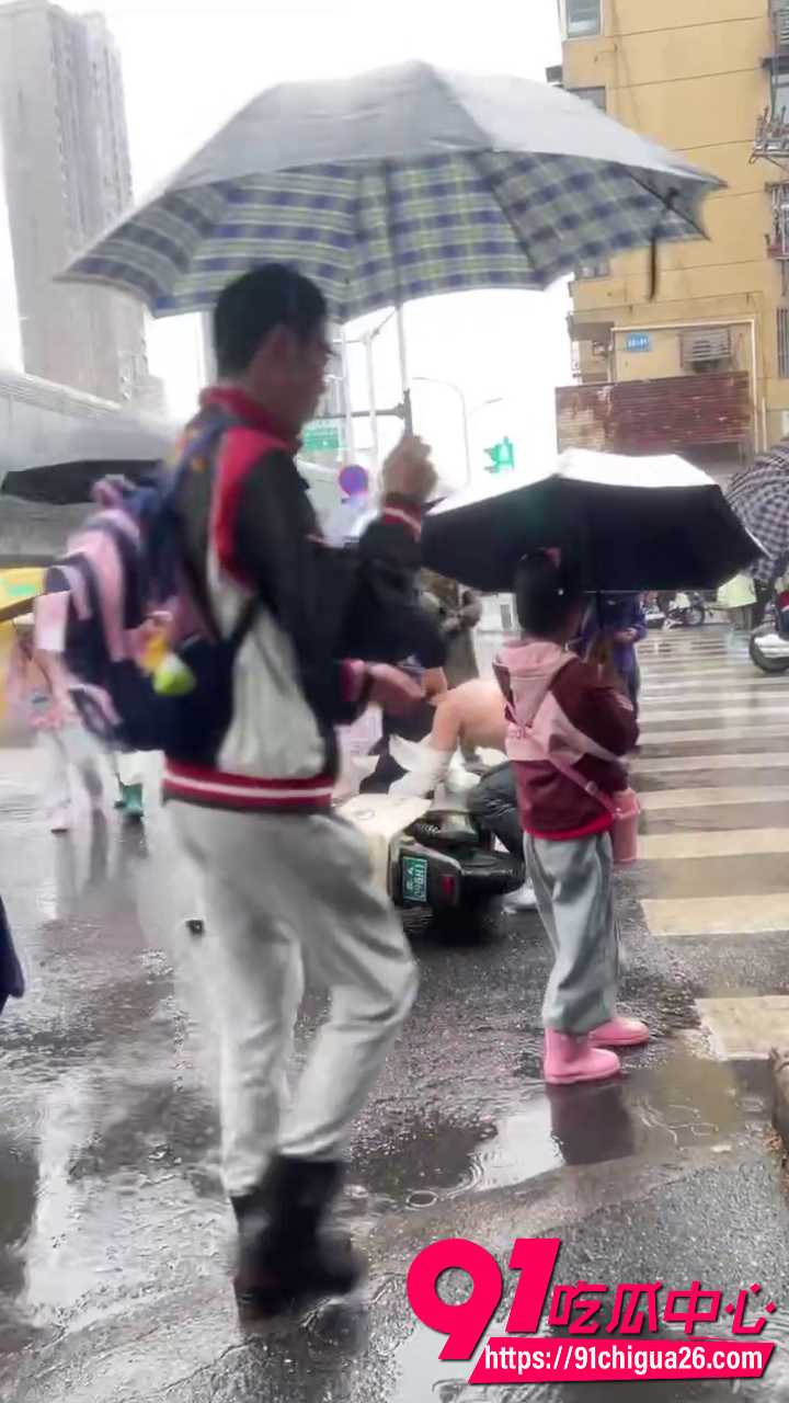 路怒男下车发飙直接被按在地上狠打7