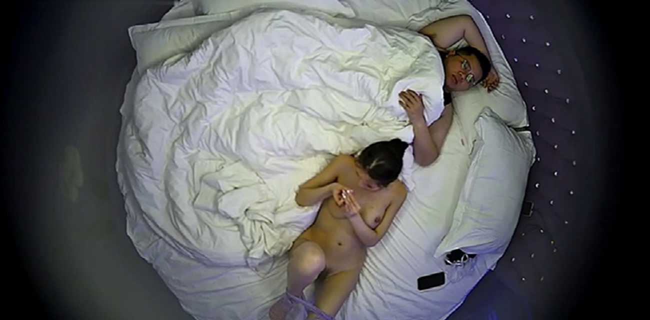 上帝视角偷拍 苗条美女穿情趣内衣与眼镜胖领导69缠绵 实在是激情啊!