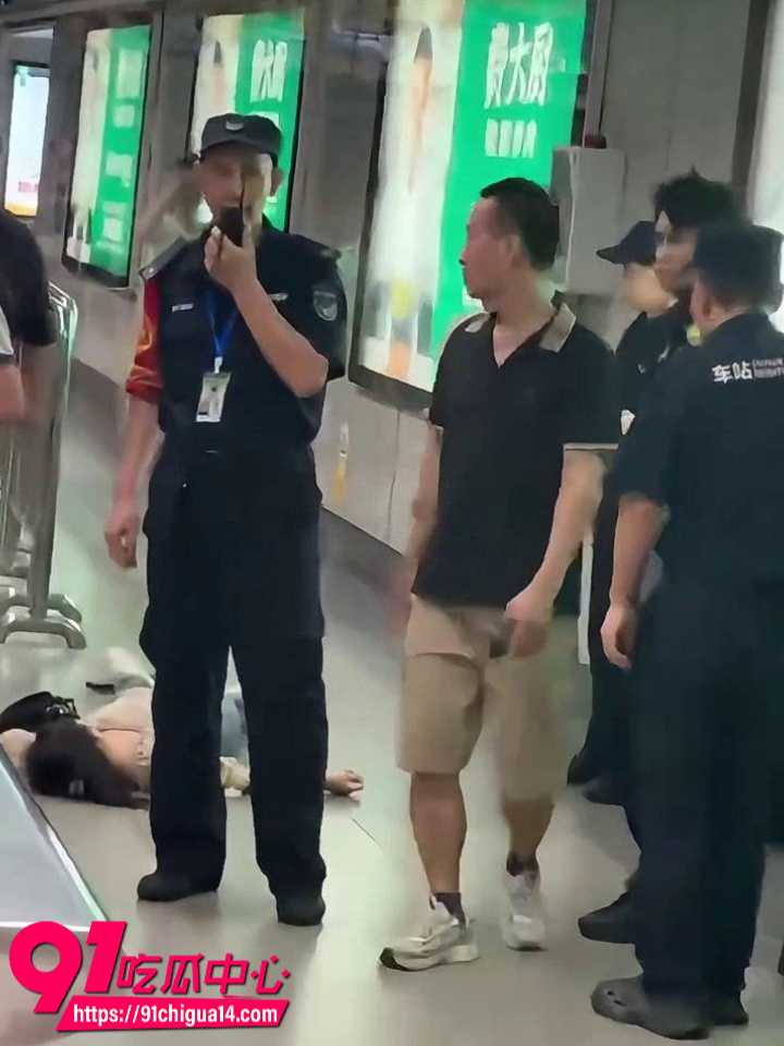 深圳地铁科学馆站女子拒安检甩包狂砸安检员4