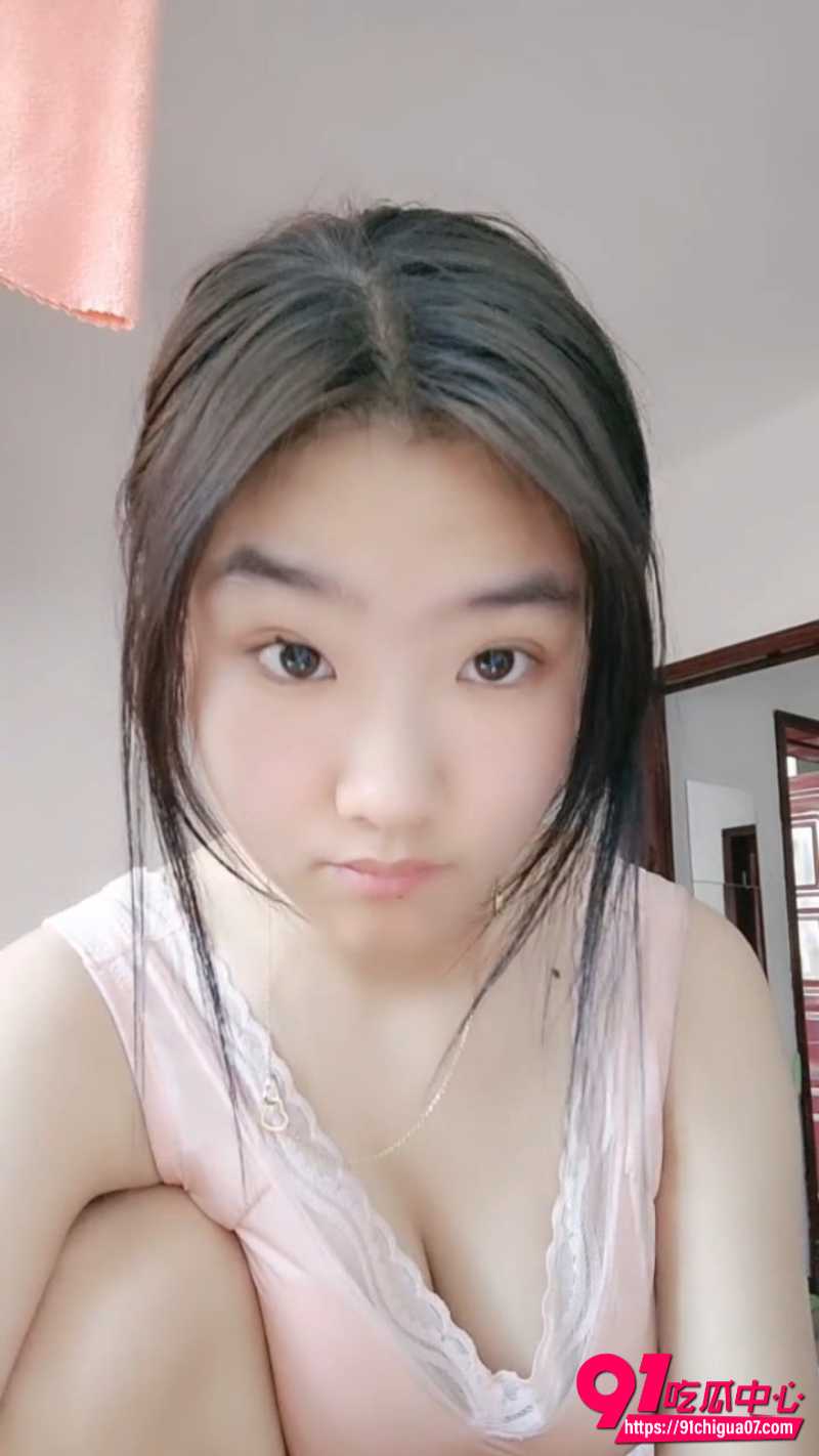 又一高颜值眼镜妹新人下海陨落 缺钱被迫黄播裸体自慰掰穴 魅惑眼神骚姿全展示!