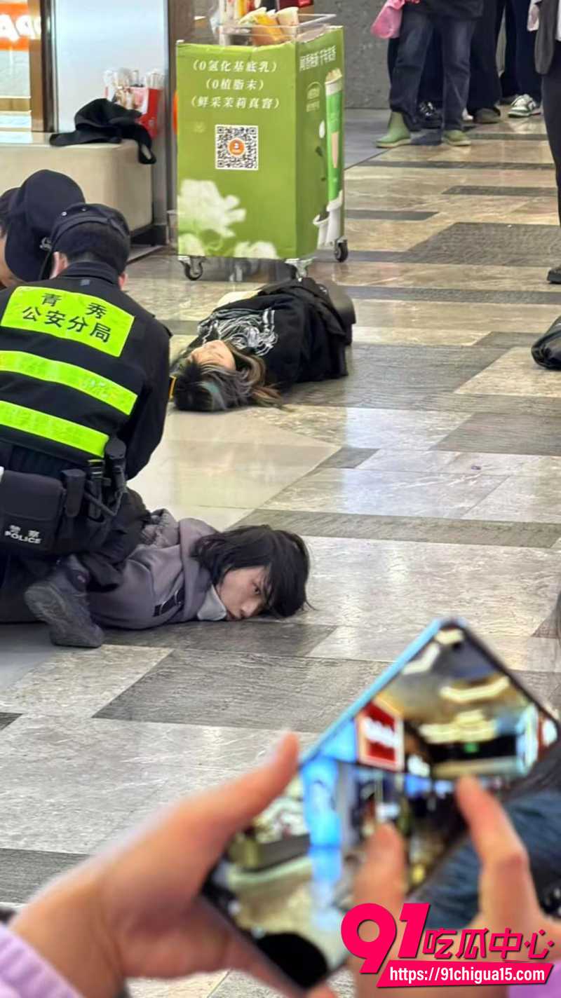 男扮女装潜伏女厕狂捅无辜人 1 男扮女装潜伏女厕狂捅无辜人 1