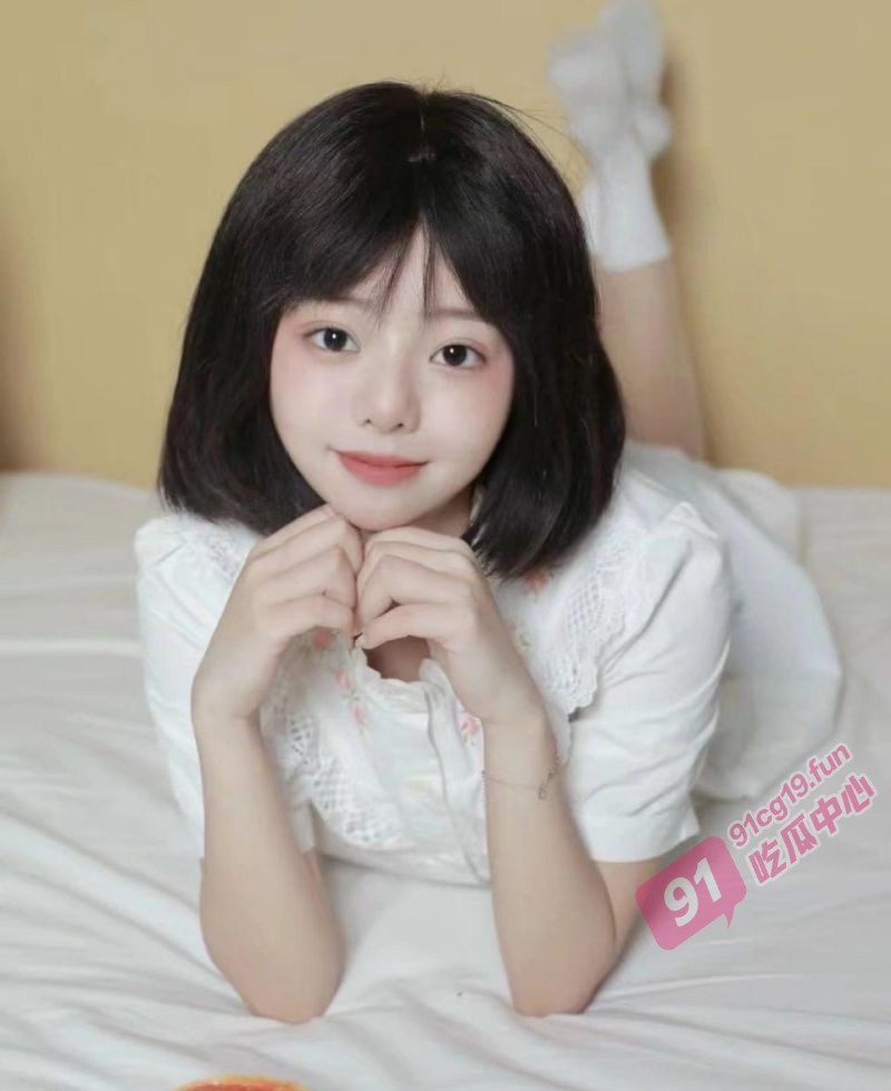 萝莉少女李月～圆圆的可爱脸蛋丰满肥硕大奶很认真地舔你的大鸡巴哦~