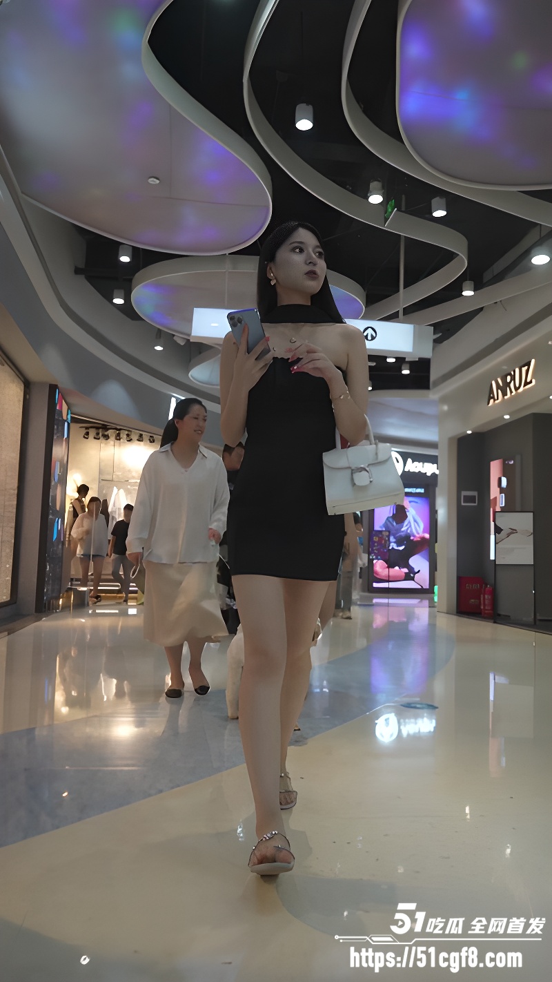 偷拍大神商场抄底多位美女 5