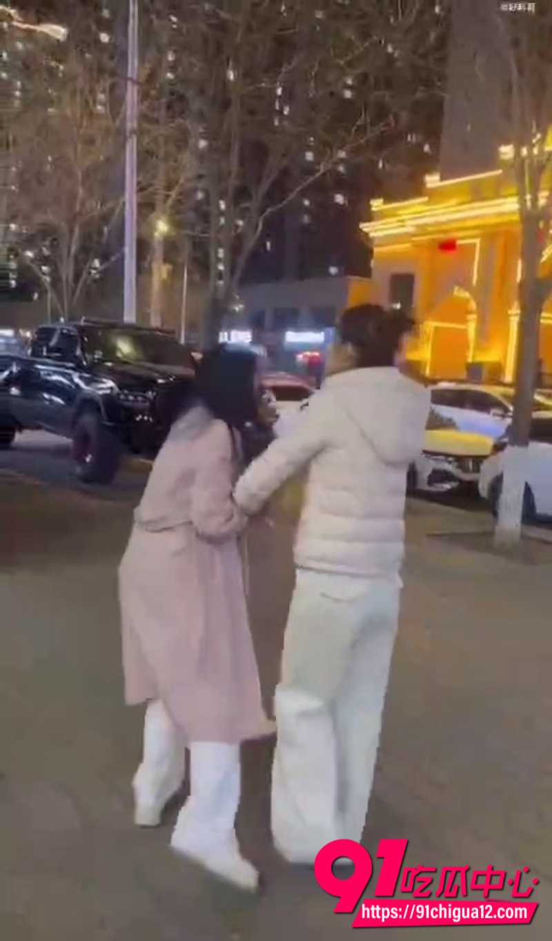 原配街头怒抓小三6