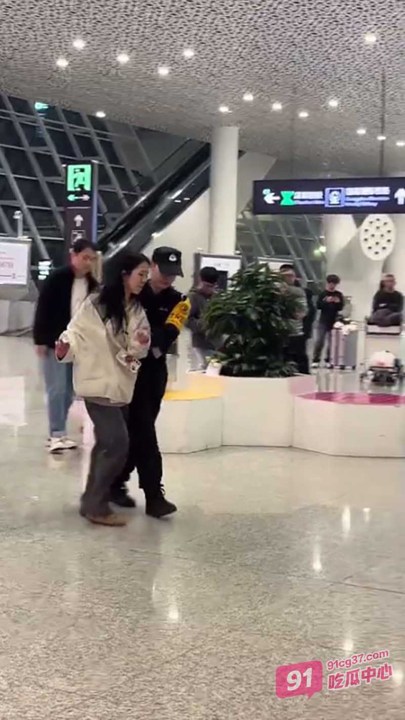 抖音64万粉丝和平精英主播 林七夜 脚踏两只船败漏 深圳机场两女友偶遇 混战场面真精彩 配图2