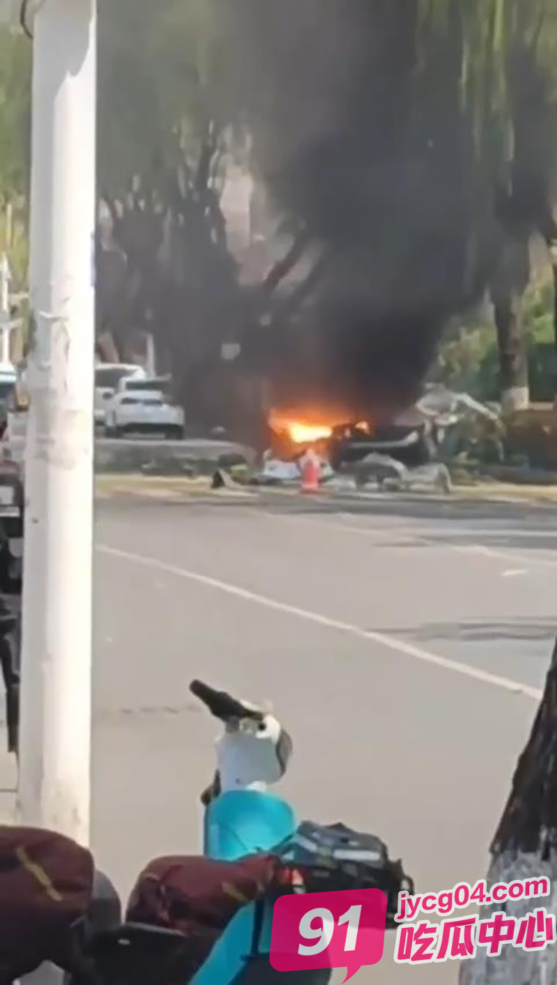 临沂车辆起火瞬间爆燃！司机惊险逃生！路人：拉易燃品不怕死？ 配图3