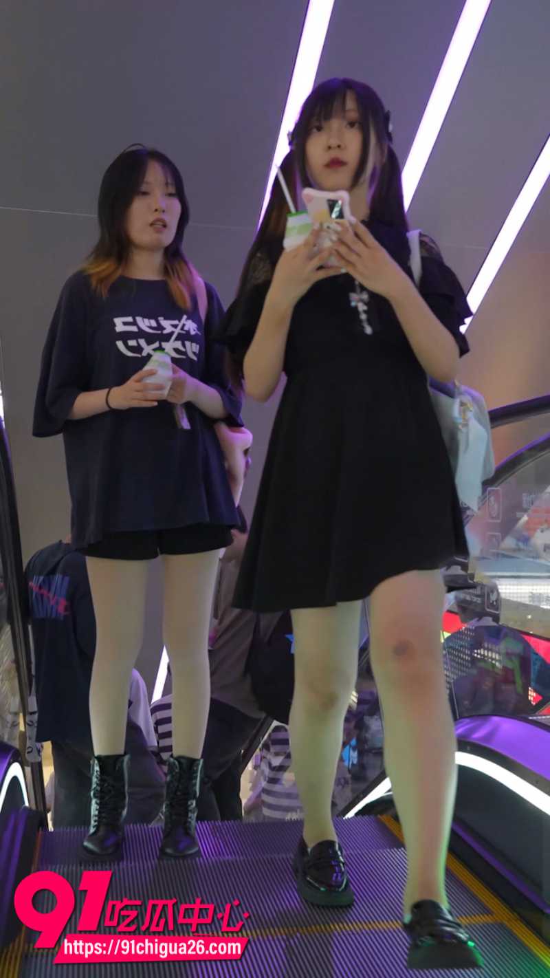 抄底大神尾随双马尾少女极限偷拍2