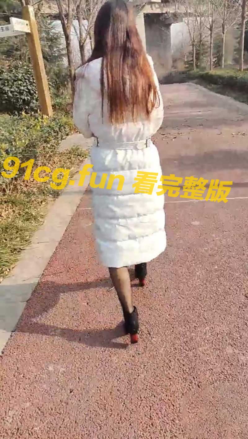 野外激战流汤!与骚逼嫂子性奋乱伦偷情喷满地水