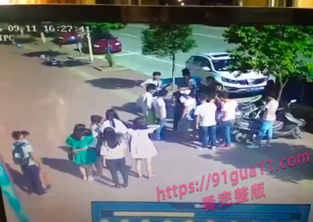 安徽精神小伙聚众打架 拿砍刀就是一顿砍 这一刀砍下去吓死人