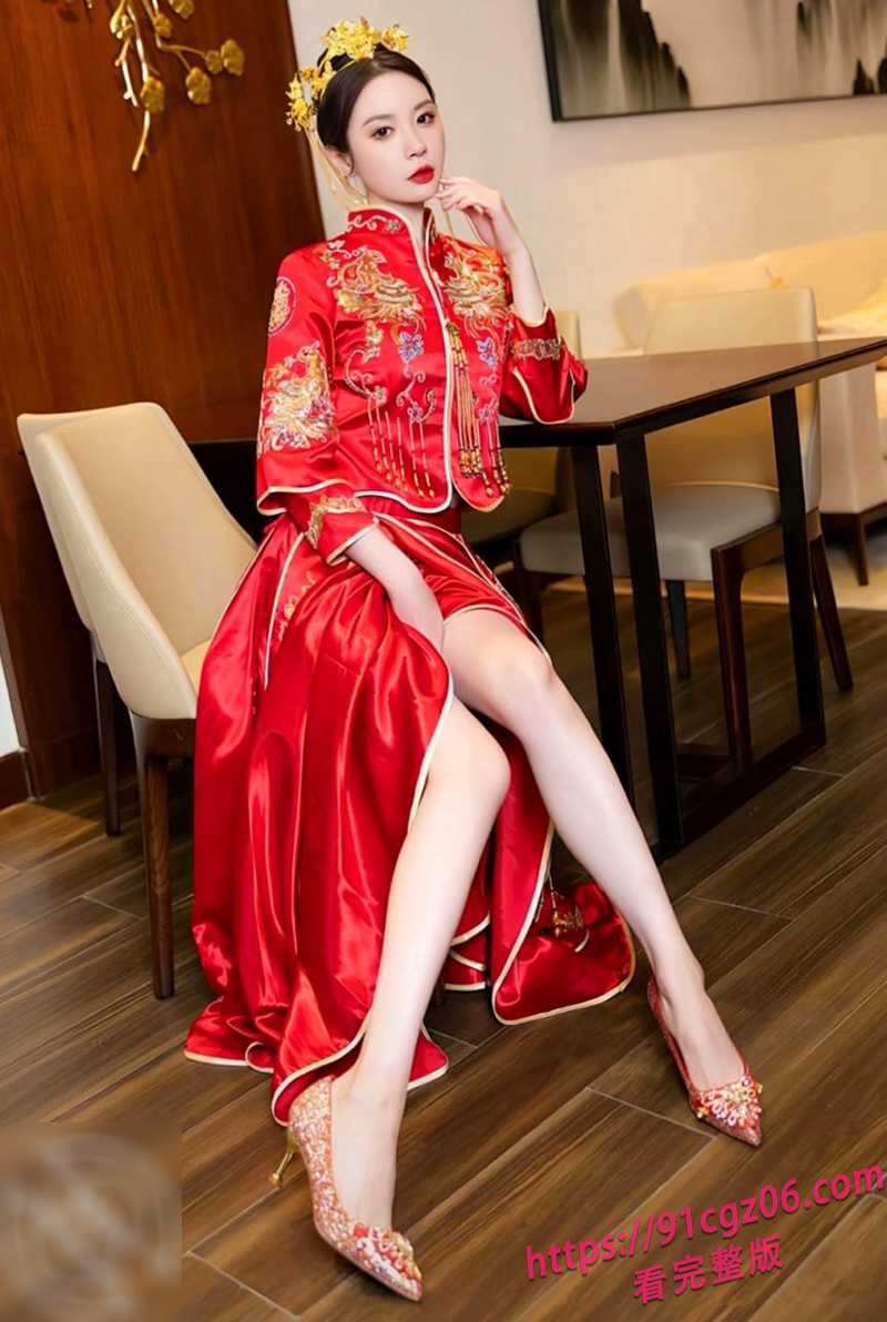 海角姐弟乱伦 三周年庆姐姐穿新娘秀禾装诱惑 嫩穴被刺激到疯狂喷水