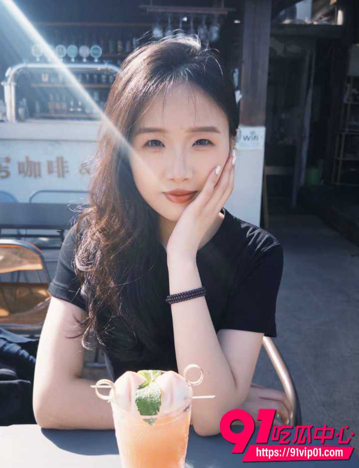 深圳大二体育女生约大一男生做爱1