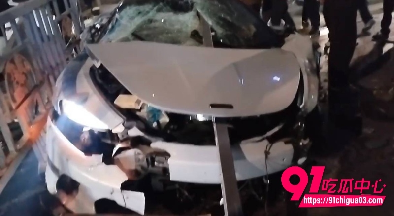 九江市区 迈凯伦 赣GVV117 深夜飙车撞护栏9 九江市区 迈凯伦 赣GVV117 深夜飙车撞护栏9