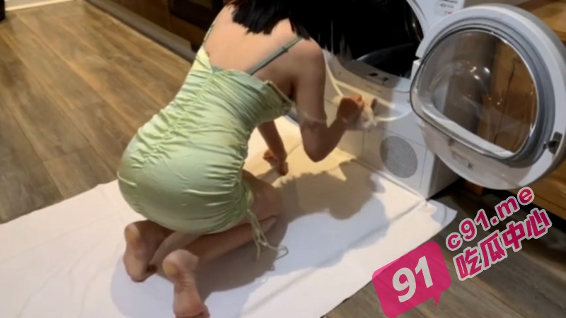 洗衣机里的女人～翘起丰臀无套后入 满眼都是白花花的屁股