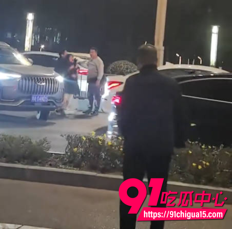 成都龙湖蜀新天街发生交通事故两人争吵期间奇瑞男子误伤老婆压断腿7 成都龙湖蜀新天街发生交通事故两人争吵期间奇瑞男子误伤老婆压断腿7