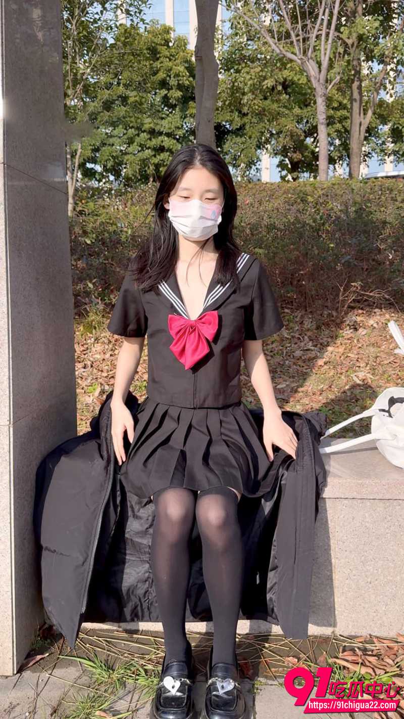 推特福利姬小雨绵绵 尺度露出新作 户外公交露出拍摄狂野抠逼自慰！