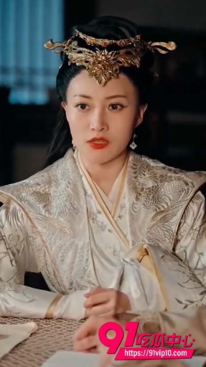 擦边短剧淫博士穿越成太子与各宫妃嫔缠斗 金銮殿上狂操各宫嫔妃 爽到腿软天天换人