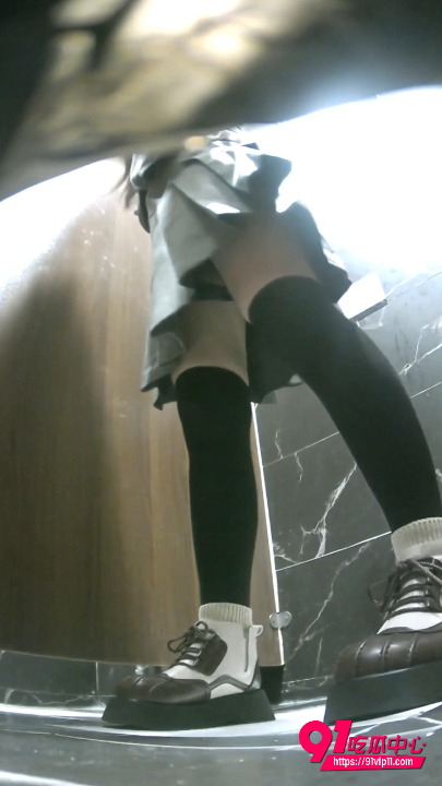 酒吧女厕全景偷拍3