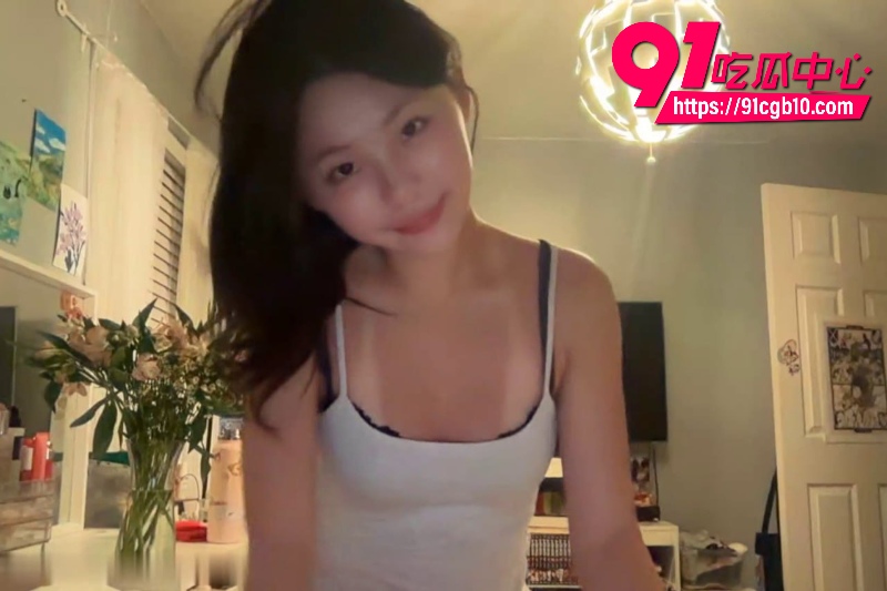 OF极品反差婊 soph96719 私拍自慰视频流出 振动棒与假阳具双重自慰娇嫩小穴 诱惑力爆表
