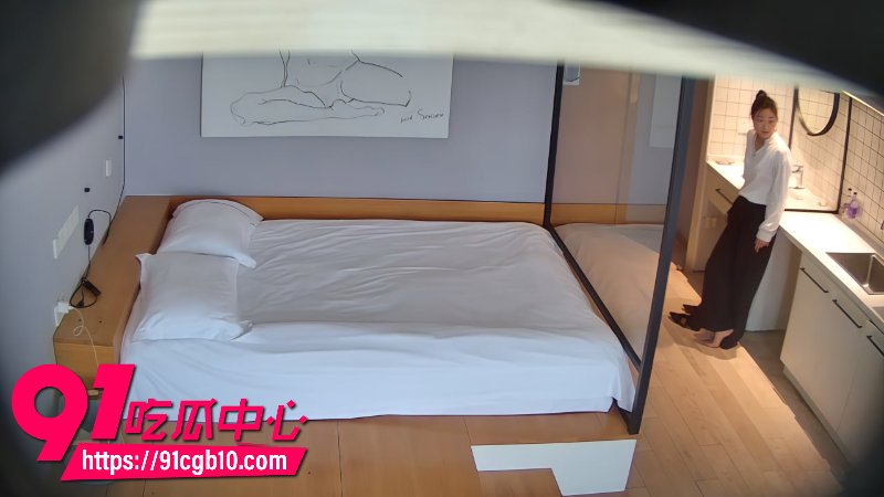 性感女销售 为了业绩出卖肉体 勾引中年男客户 在酒店针孔摄像头下疯狂偷情