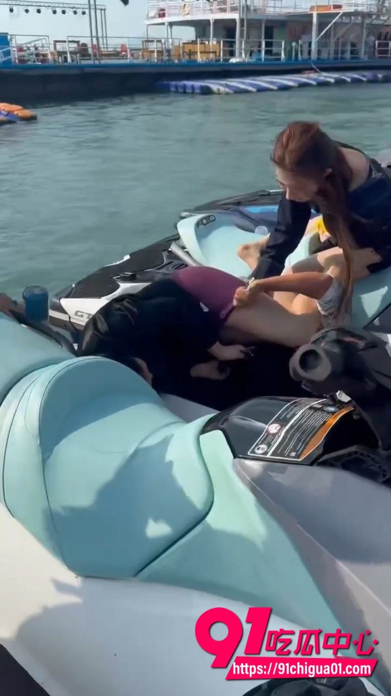 海南三亚海边 三女爆发冲突 头发一拽倒地就干7 海南三亚海边 三女爆发冲突 头发一拽倒地就干7