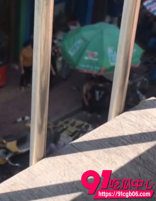两个儿子抓亲妈出轨 质问情夫被亲妈百般阻拦 儿子真的不白养 当妈的没有一点廉耻之心