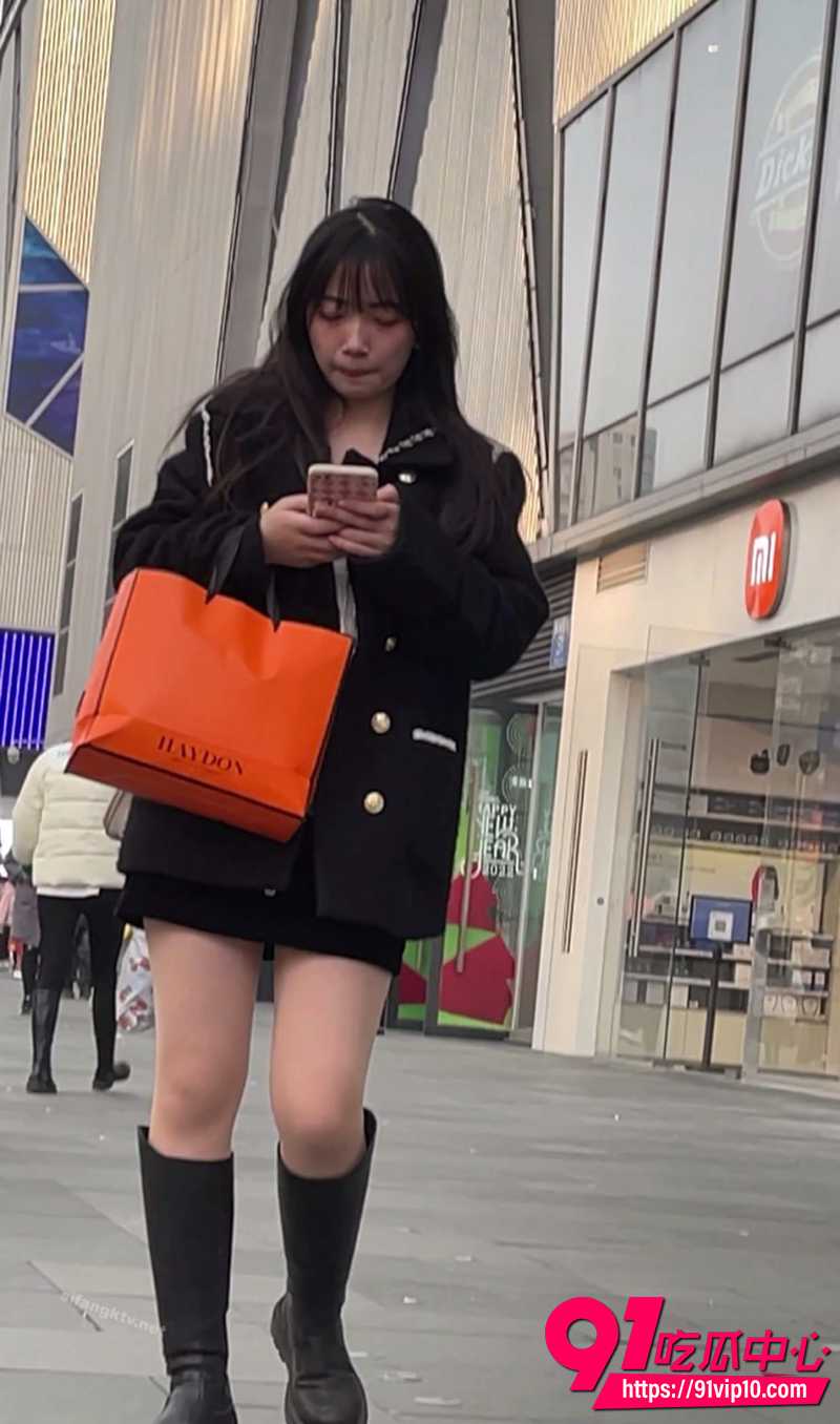 大神最新街头抄底 黑筒靴美女裙底一览无余 粉色内裤边缘走光勾人心扉!
