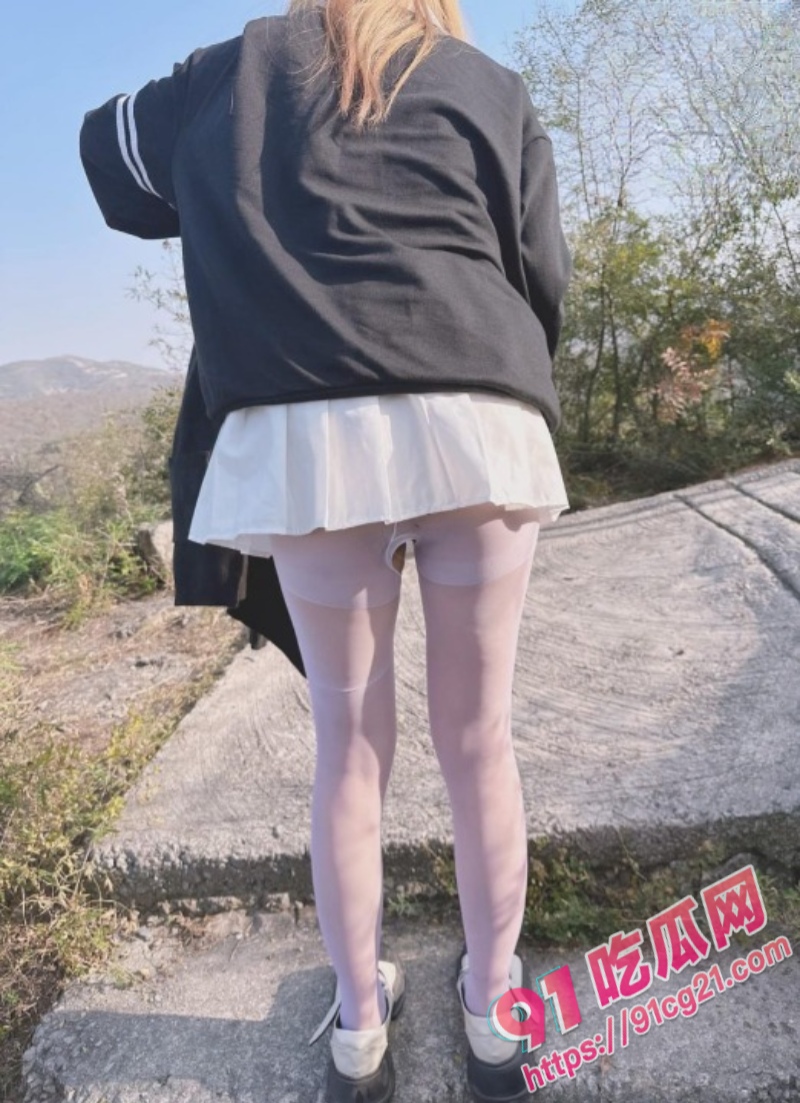 兄妹乱伦之妹妹穿上了白丝袜 用力太猛避孕套留在妹妹小穴里了! 配图6