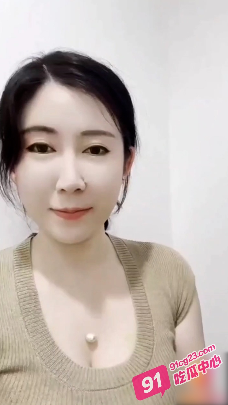 营业员王佳佳偶遇心动顾客 试衣间调戏跪舔 镜前被后入啪啪颜射!
