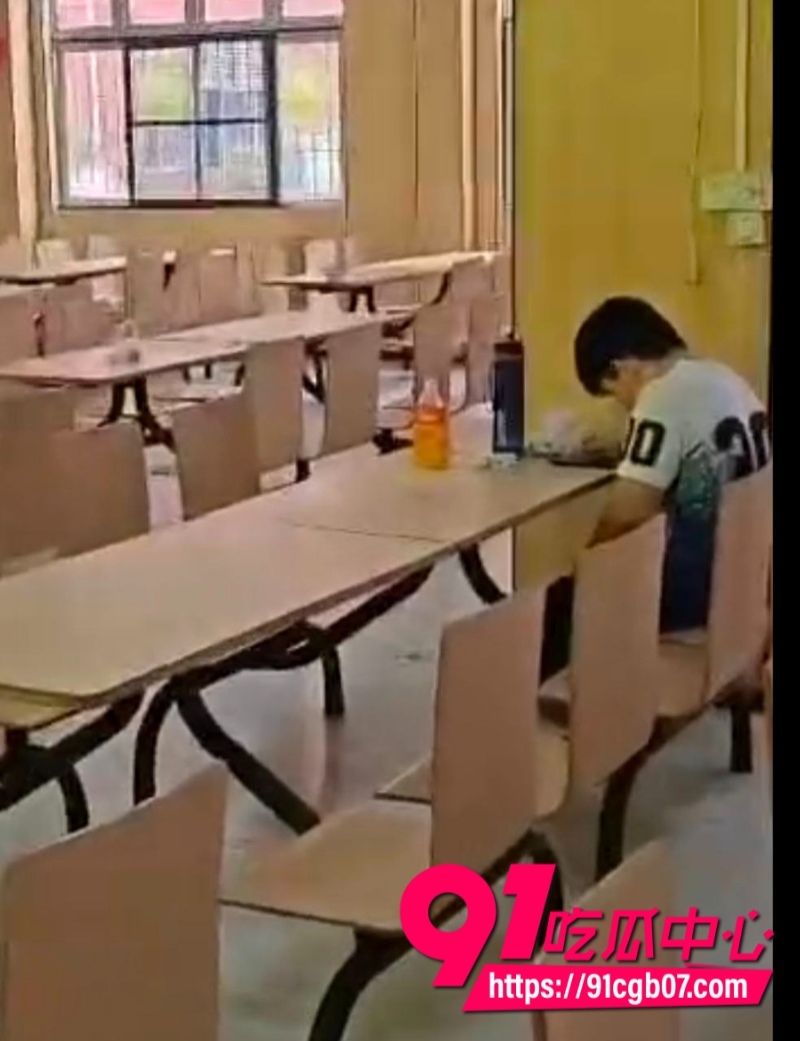 现在学生这么饥渴？直接在食堂打飞机6