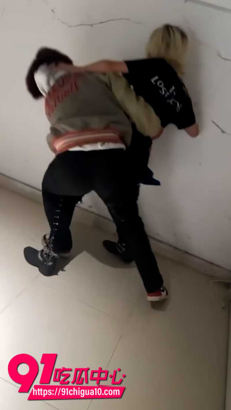 精神小伙打架霸凌现场9