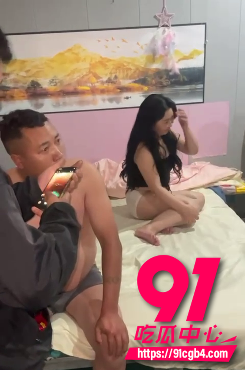 近期西藏民房原配带人当场捉奸 男女仅穿内裤被堵在床上 女子遭扇耳光仍捂嘴嘻嘻笑7