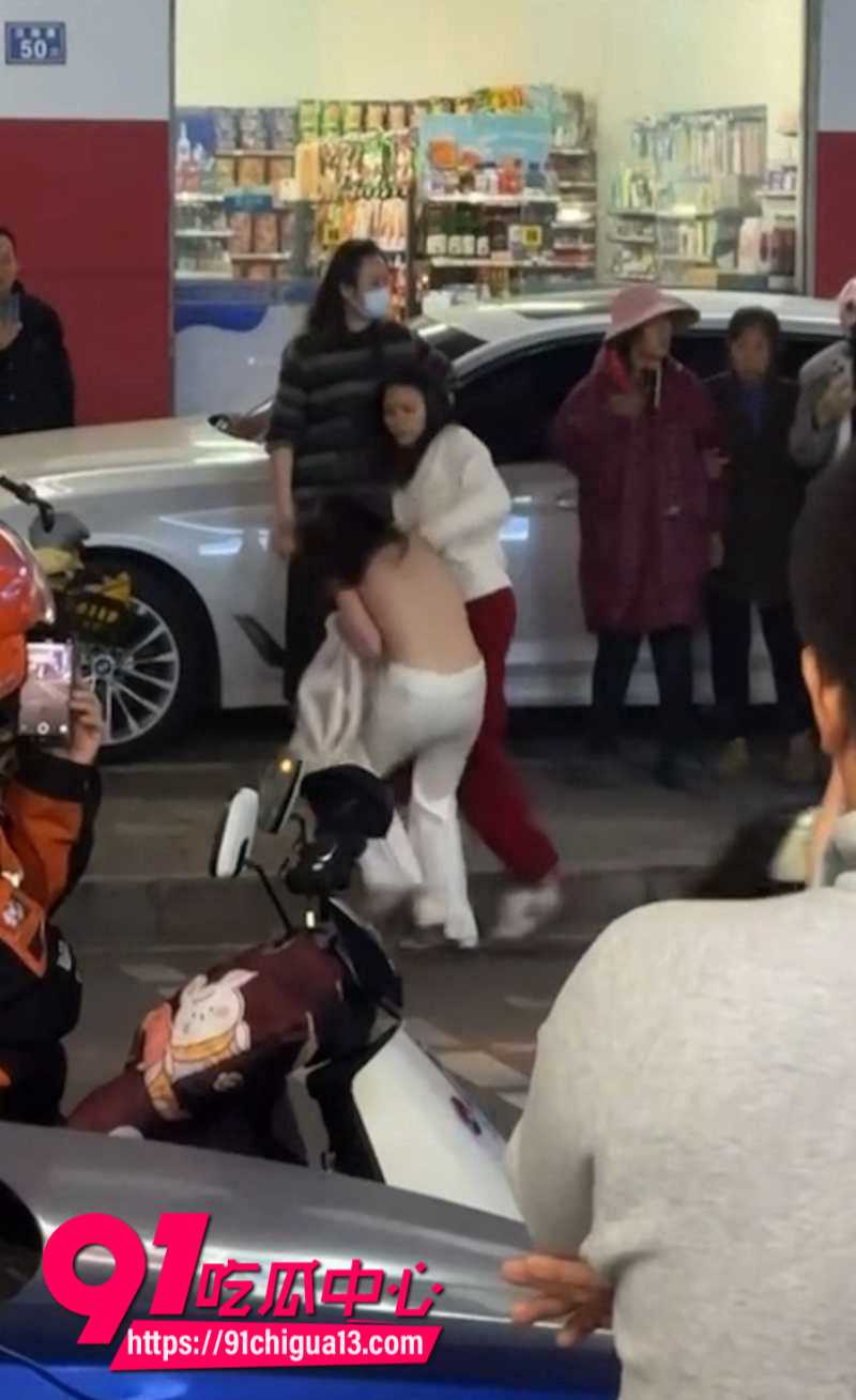 平潭原配老婆抓奸小三后当街暴打5