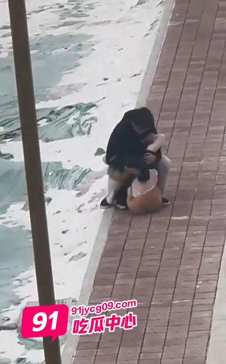 情侣街头吵架 女子居然脱光躺下给所有人看！ 配图