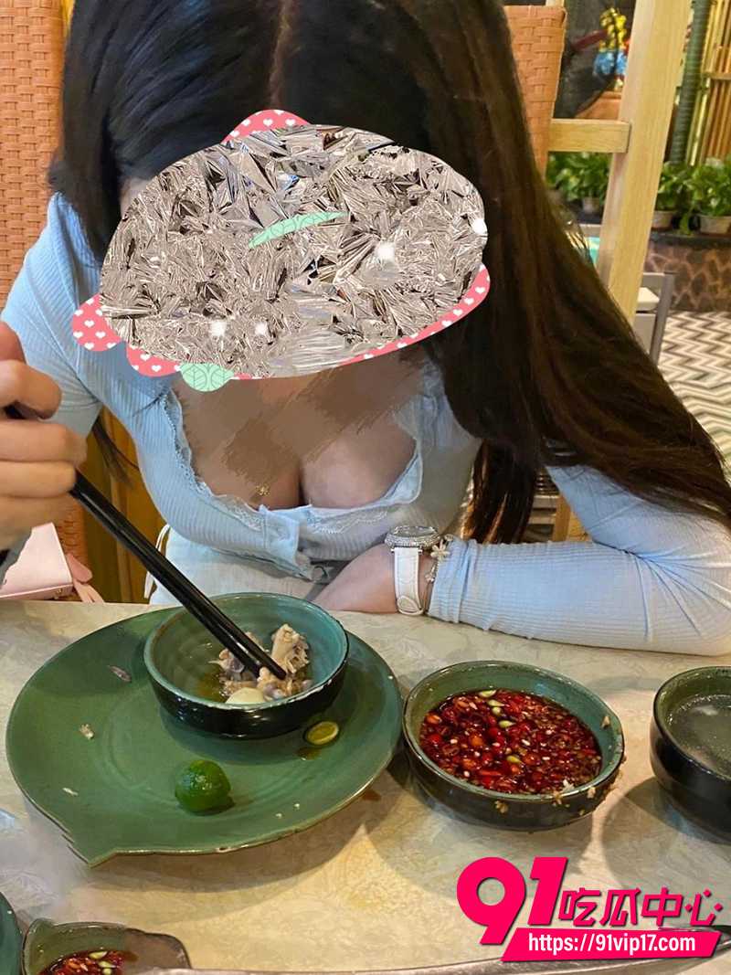 海角大神我的36岁后妈原创 老爸外出后瑜伽结束后亲密互动 婚房内甜蜜释放激情!