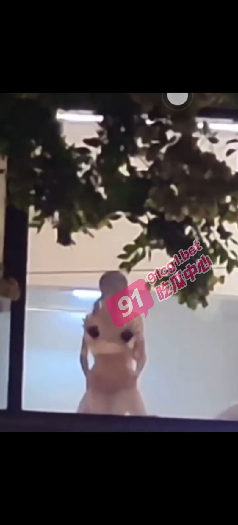 国宾暮云酒店事件 上演落地窗现场直播大力抽插  路人都看蒙了 直呼卧槽