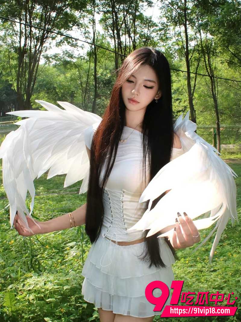 上海交通大学校花刘莹莹 被富二代一个月3w包养 身穿情趣内衣戴狗链在男人胯下承欢！