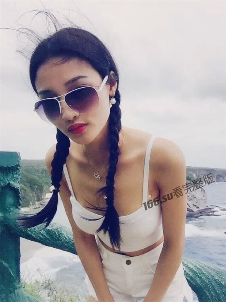高颜值淘宝职业模特尺度视频流出 人前女神 人后...... 配图4