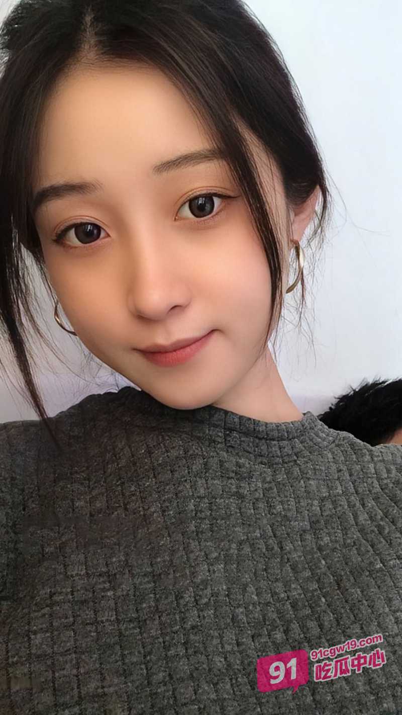 山西师范艺术生刘裕 沦为有钱人的胯下精盆 光看脸蛋反差感超强！ 配图