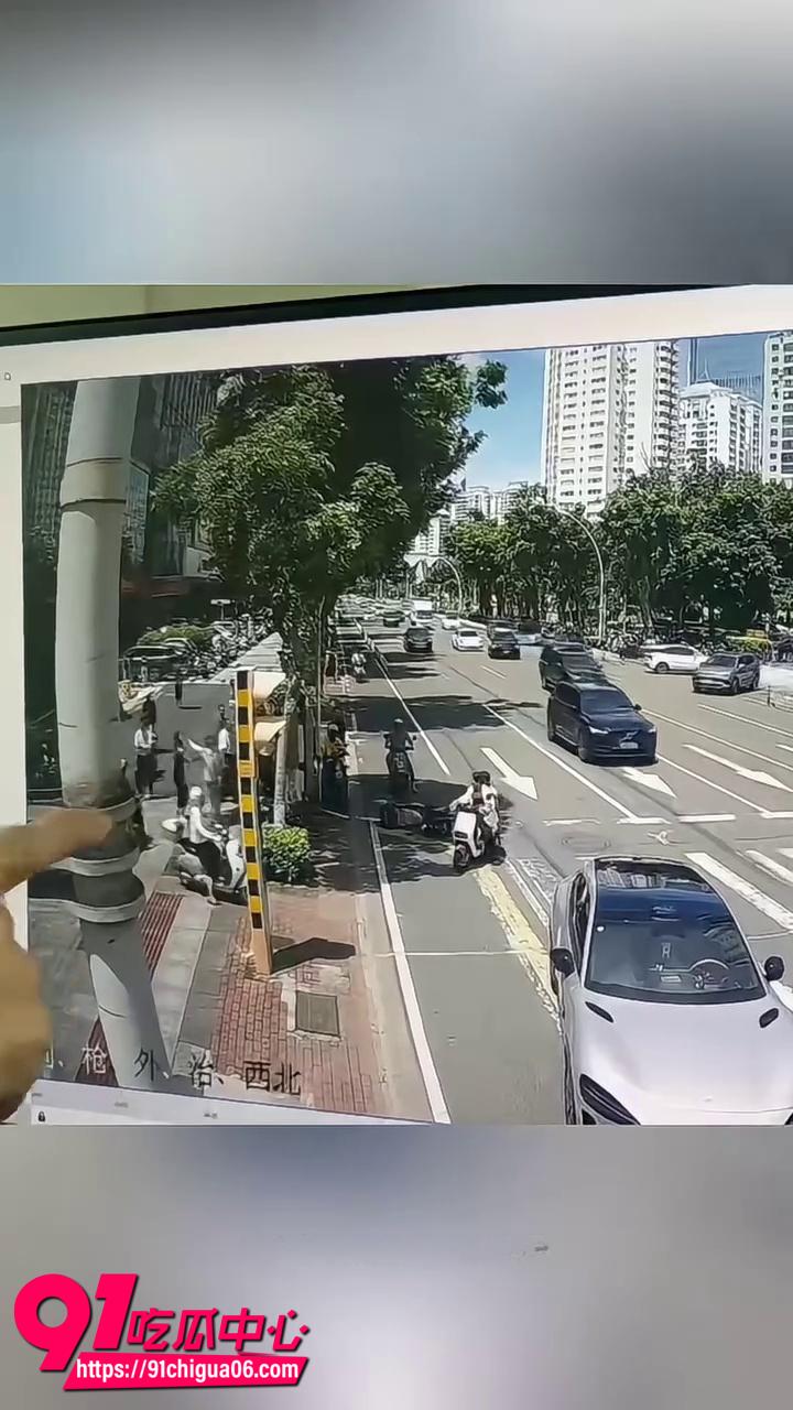 小米yu7女车主剐蹭监控3