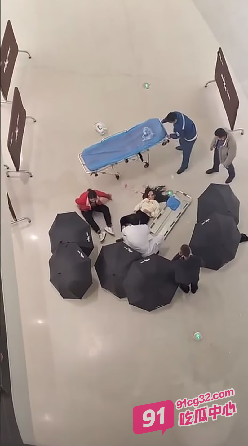 济宁万象汇10岁女孩坠楼事件！现场监控视频曝光 配图4