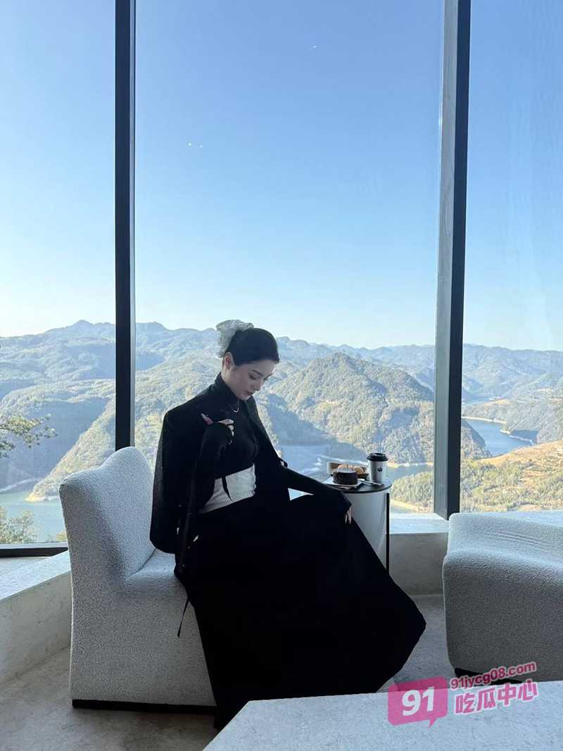 硬核抓奸名场面 女子角落瑟瑟发抖 小伙被扯着暴揍！ 配图2