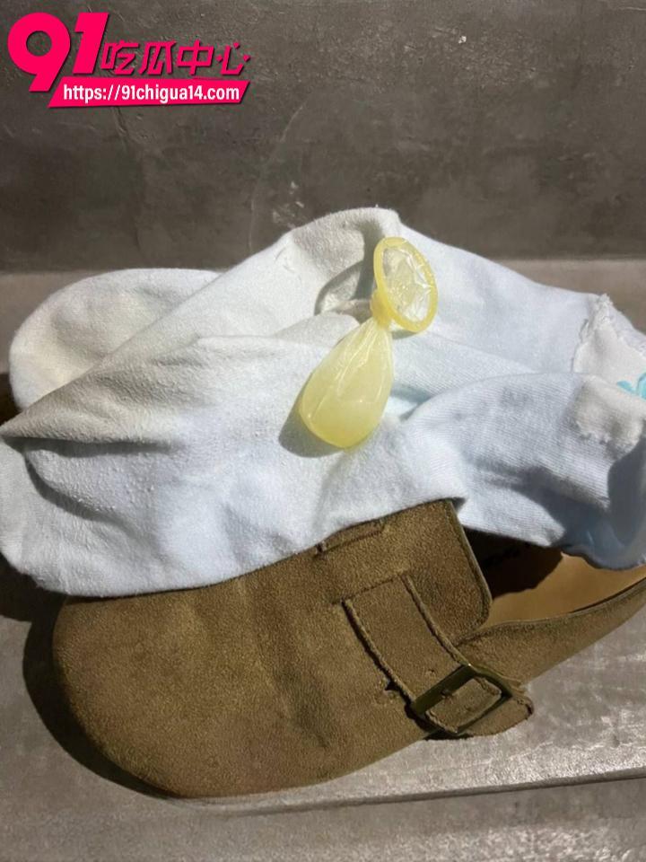 蹲守女主下班回家脱下博肯鞋蓝色棉袜7