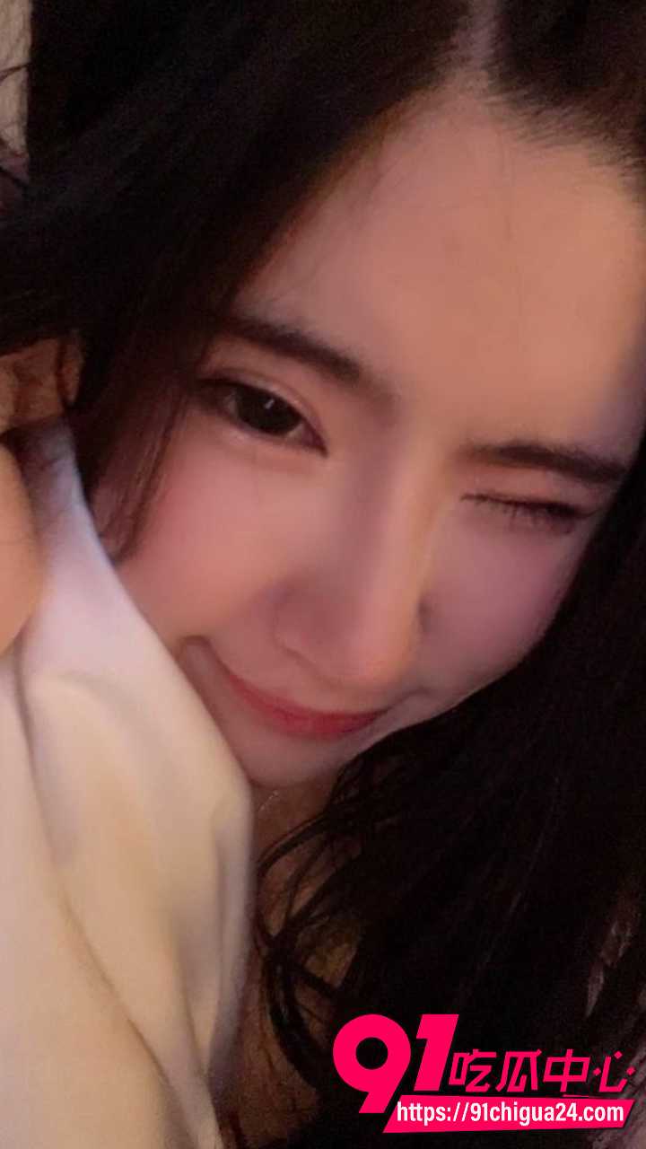 小刘亦菲黑丝红吊带跪床被操4