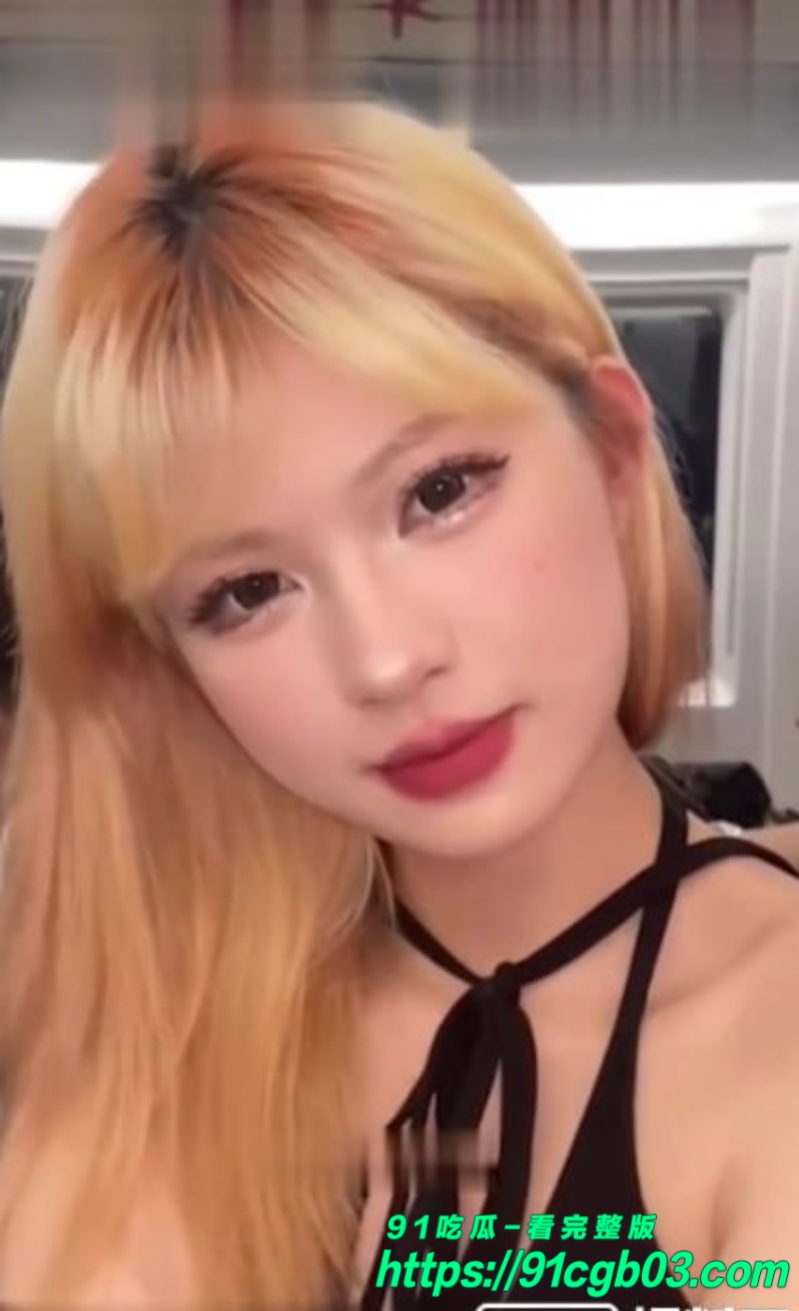 重庆洪崖洞海底捞美女曲晓雯被男友背刺1水印版