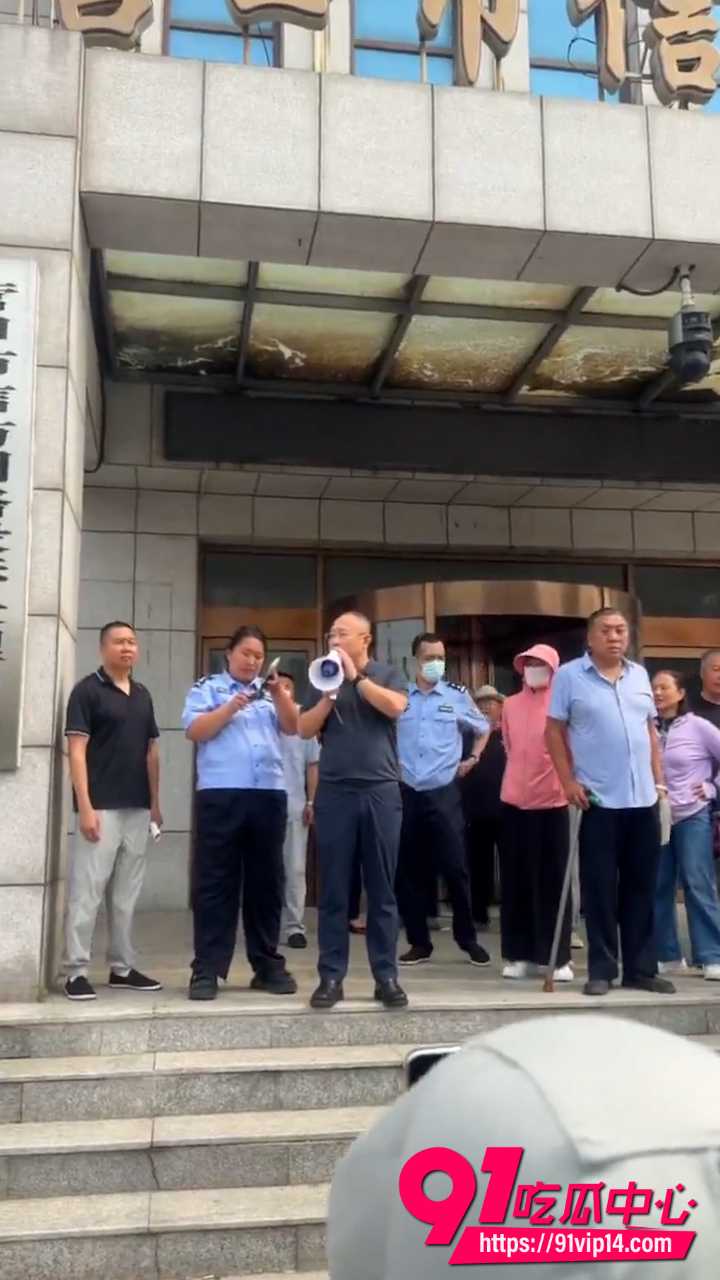 抖音热搜大瓜桔小花暴雷！上百受害人信访大厅维权被警方拦截 年轻人血泪教训