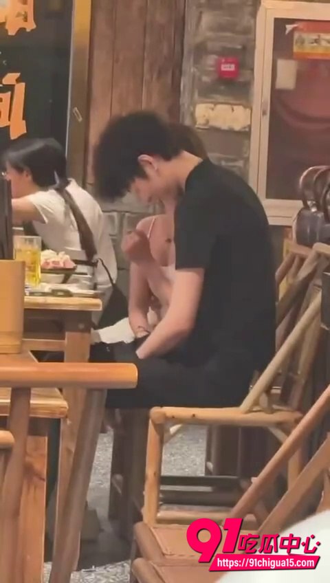 眼镜妹餐厅摸男生鸡巴视频6 眼镜妹餐厅摸男生鸡巴视频6