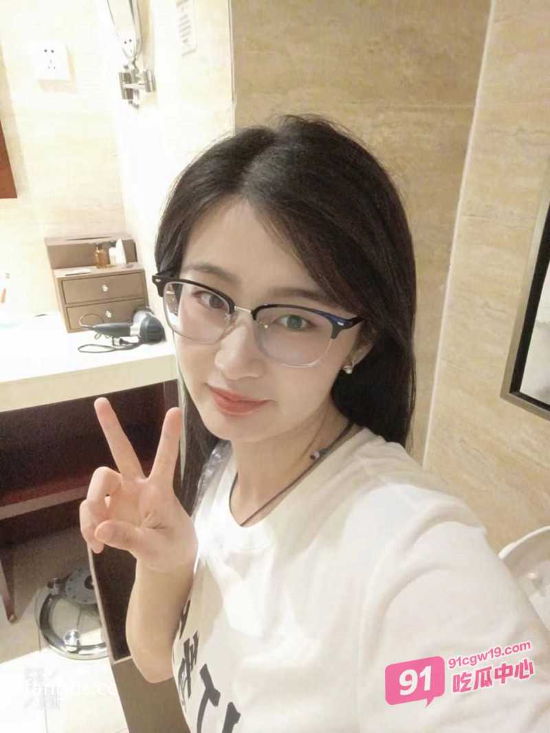 安徽眼镜美女王璐璐 与男友自拍性爱视频泄密 天然大奶巨诱惑！